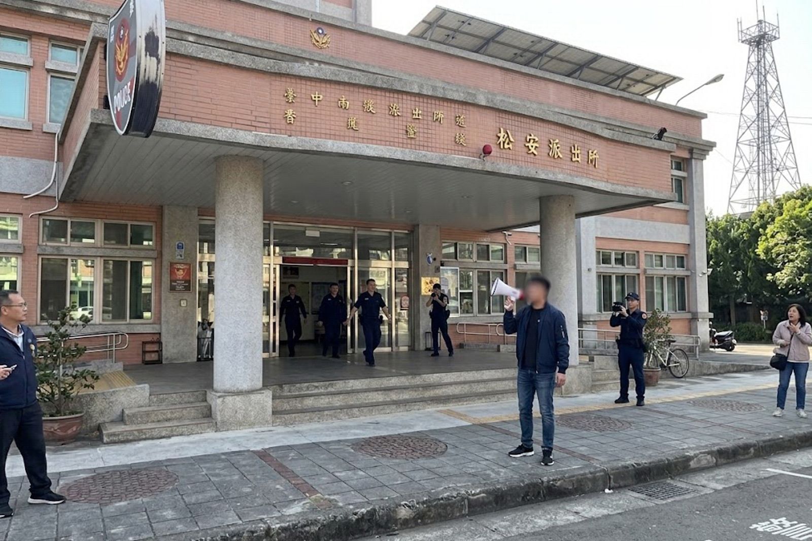 拿大聲公嗆警「通通出來罰站」!台中男衝派出所挑釁 脫序行為法官開罰了