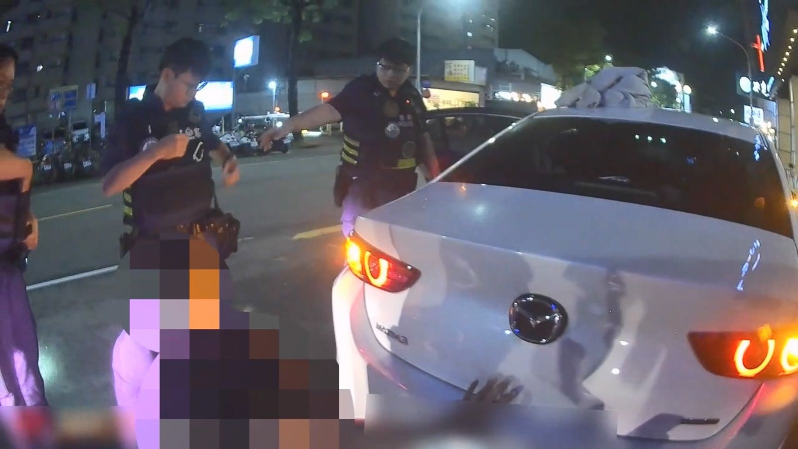 後座叫不醒竟藏槍毒!情侶吵架違規逆向 鼓山警巡邏攔查意外破重案
