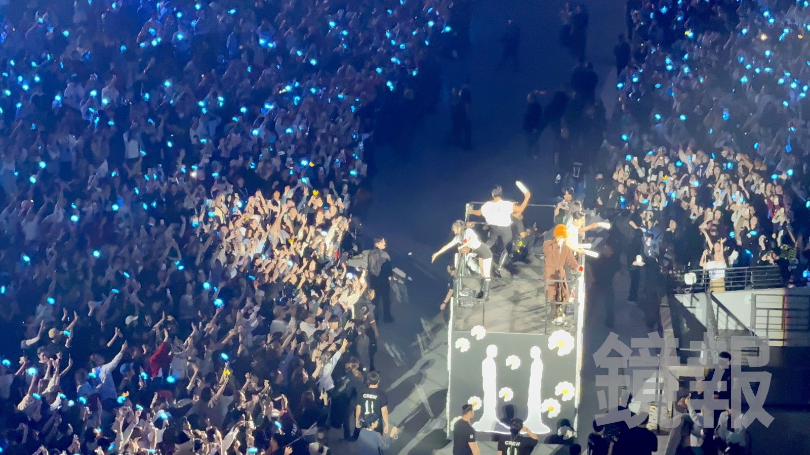 GD坐在專屬花車繞場。讀者提供