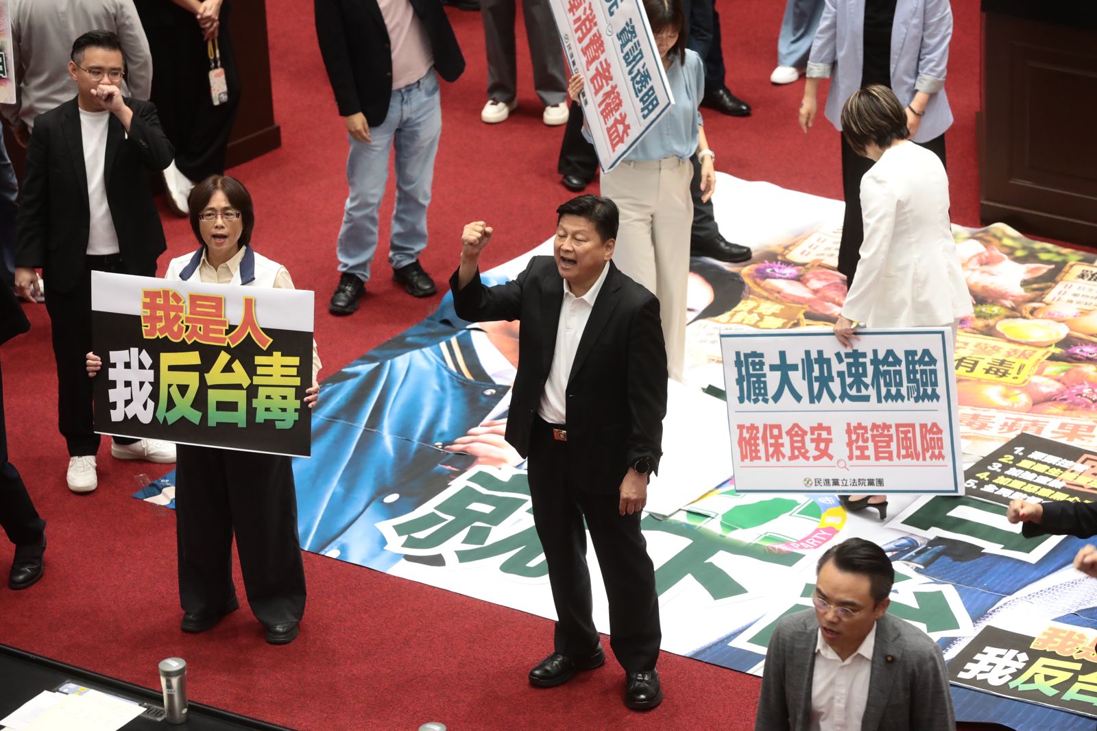 行政院長卓榮泰赴立法院就中聯油脂大豆沙拉油事件及食安監管機制缺失檢討專案報告並備詢。攝影林煒凱