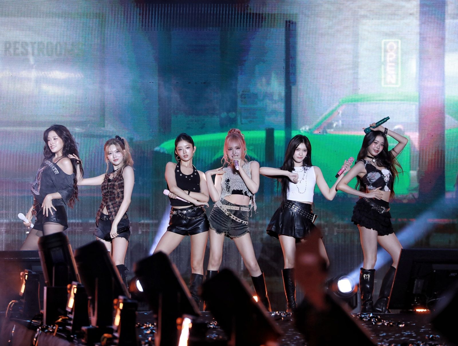 IVE今晚走向看台區近距離看粉絲。讀者提供