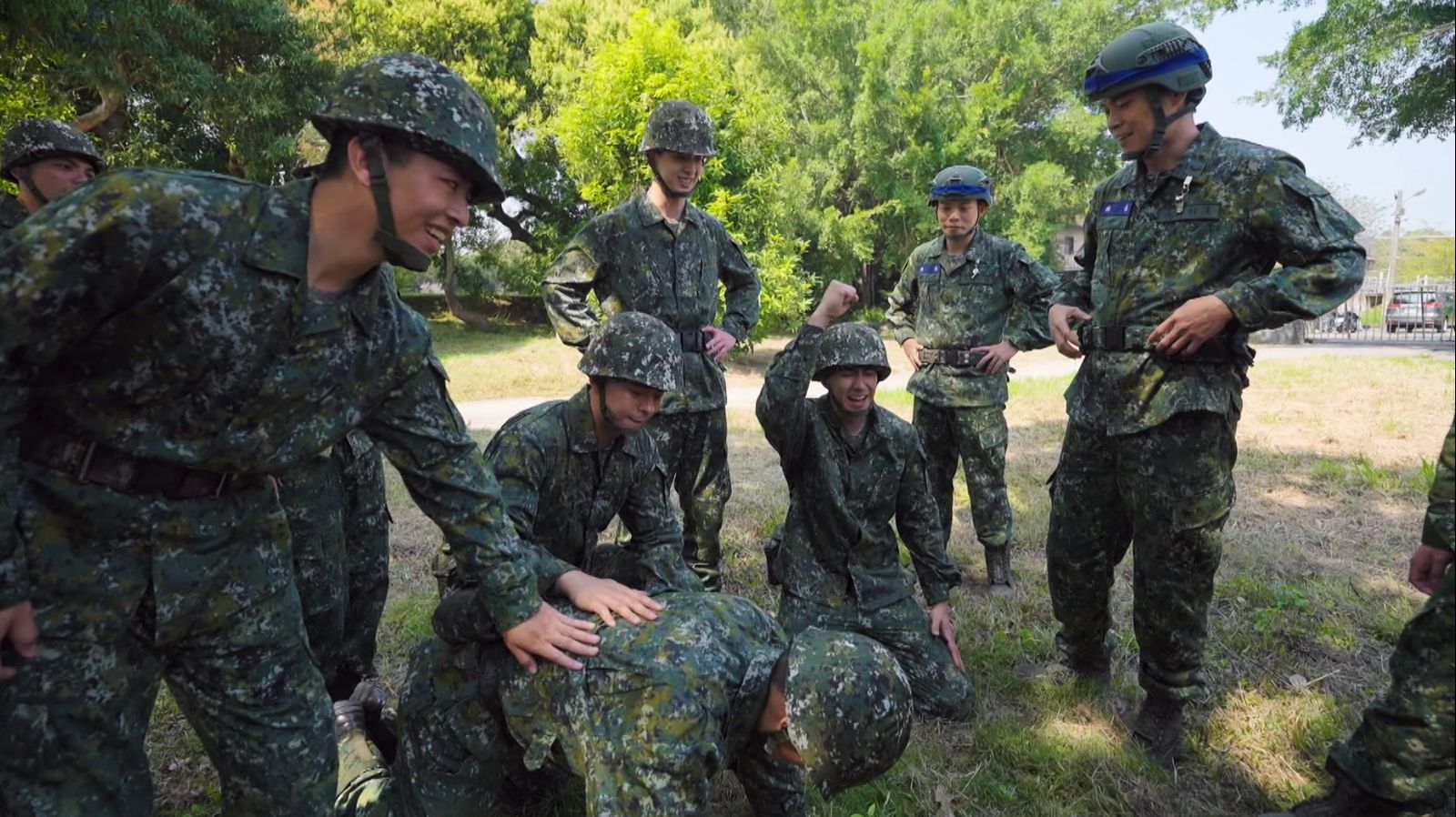 阿夫因跑五百障礙賽累倒，星兵們紛紛關心他的狀態。台視提供