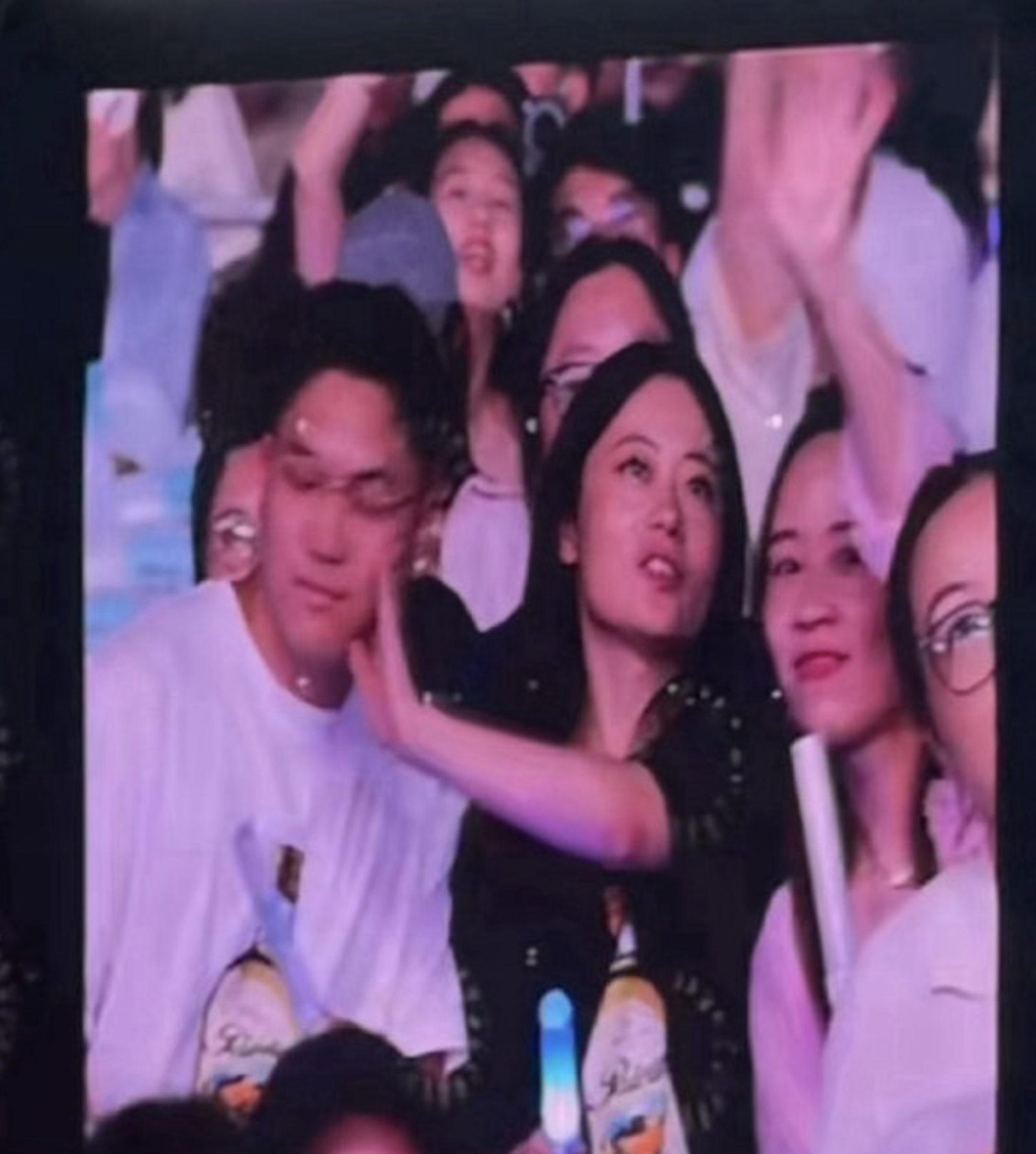蕭敬騰演唱會Kiss Cam上,一名男歌迷向女友索吻當場被推開,掀起熱議。圖/翻攝自微博