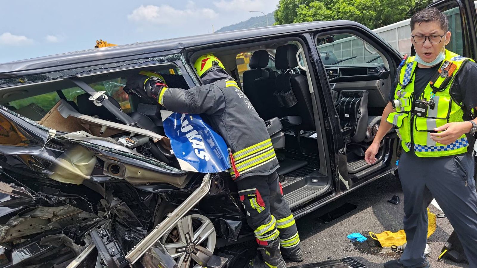 警消搶救受困車內的傷者。民眾提供