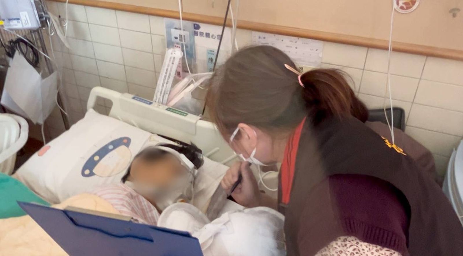花蓮一名女子在病榻上說出「我願意」完成結婚登記後，隔日安詳離世。圖／花蓮縣政府提供