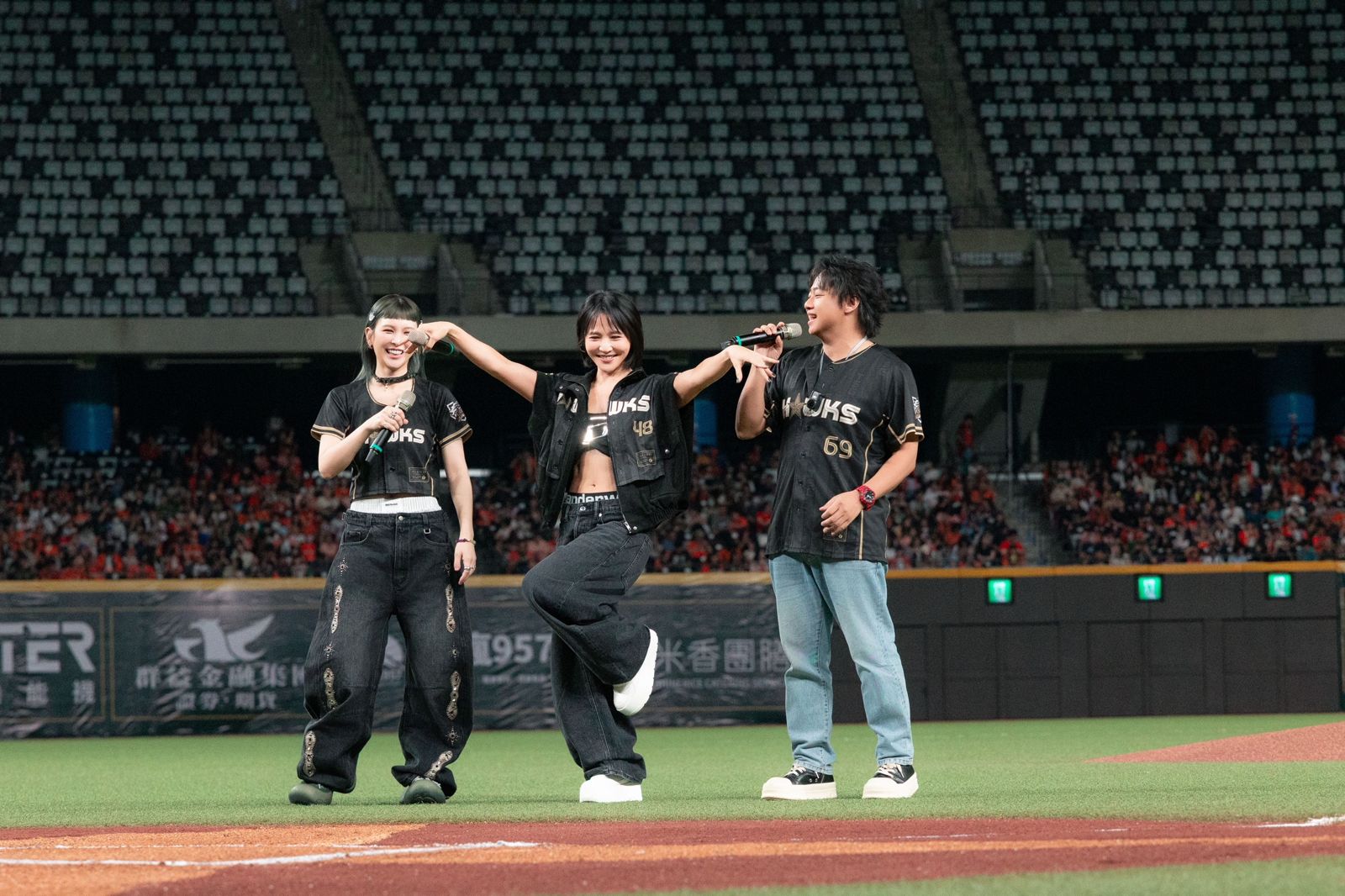 梁文音「腹肌全露」辣翻了!認了私下也這樣穿 18年戰友合體眼眶泛淚