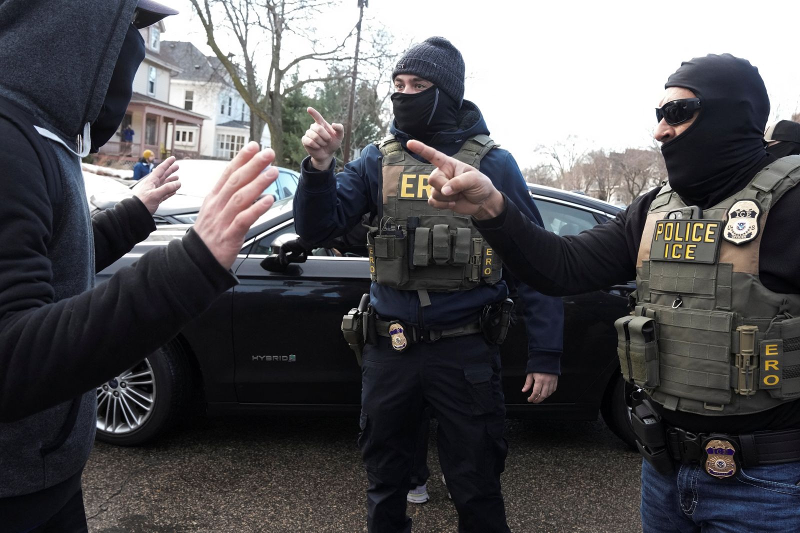 高中畢業年薪650萬！ICE探員炫薪嗆「免費也做」　范斯力挺：絕對豁免