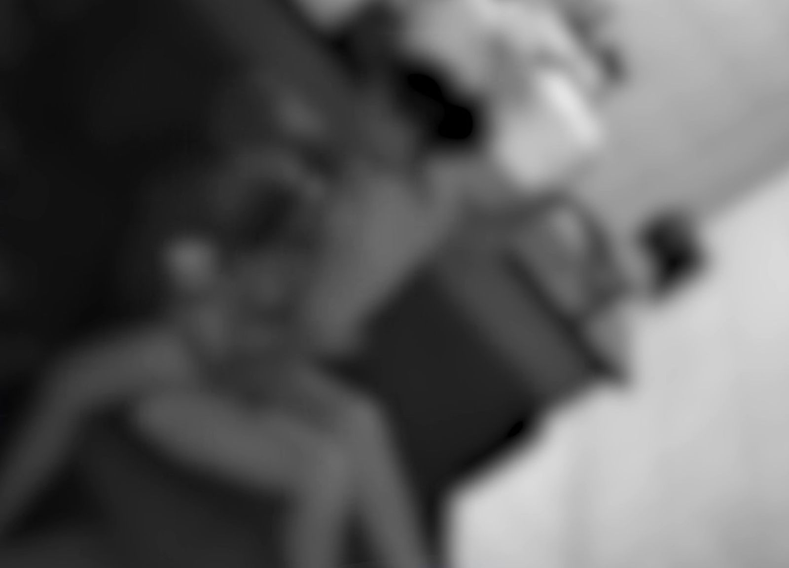 男子奮力阻止女子繼續行兇。圖/翻攝自Canal38