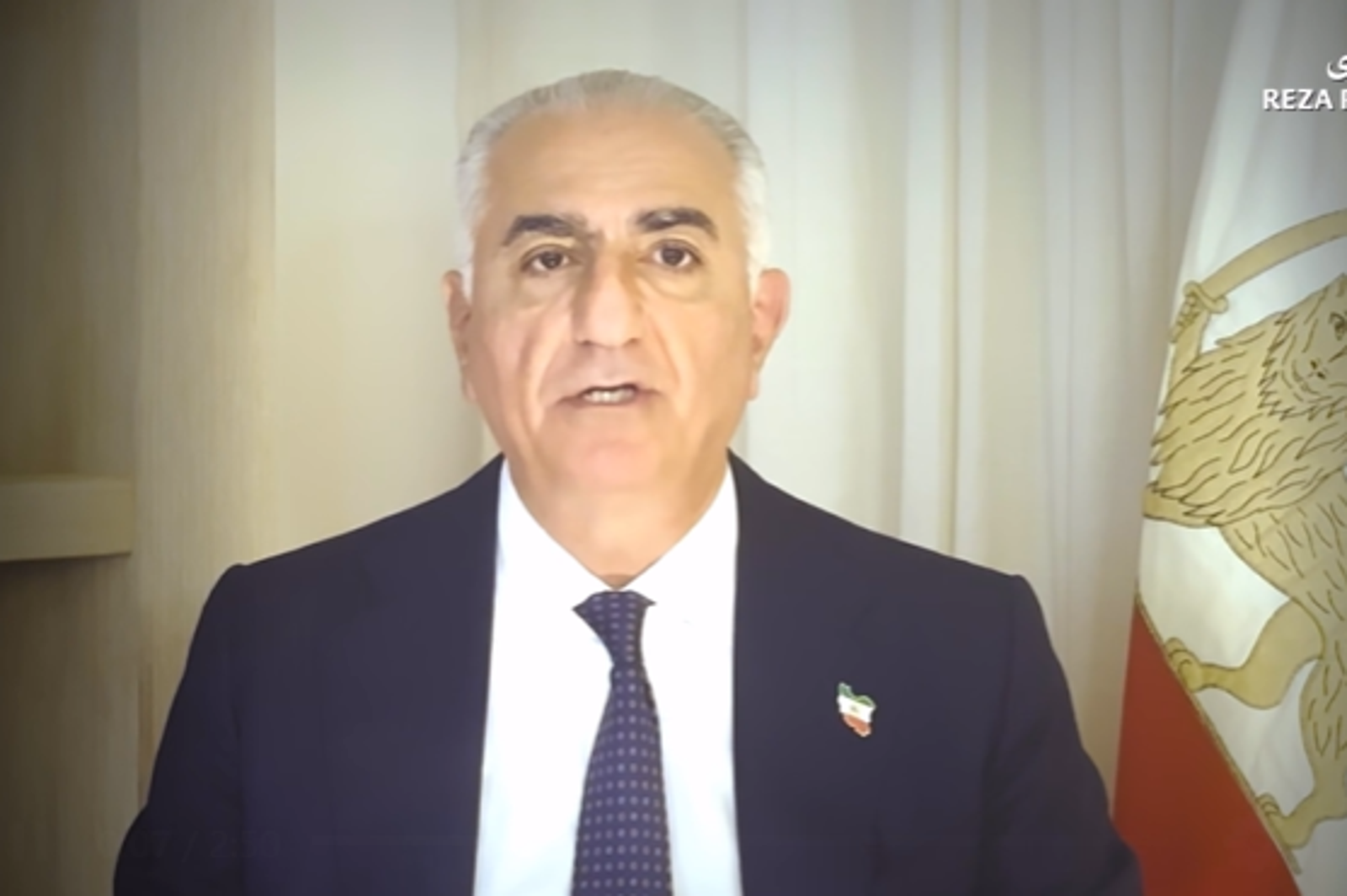 伊朗末代王朝王儲李查.巴勒維(Reza Pahlavi)在社群發布貼文,呼籲伊朗民眾持國旗相關物件上街頭抗議。圖/翻攝自The Official Site of Reza Pahlavi