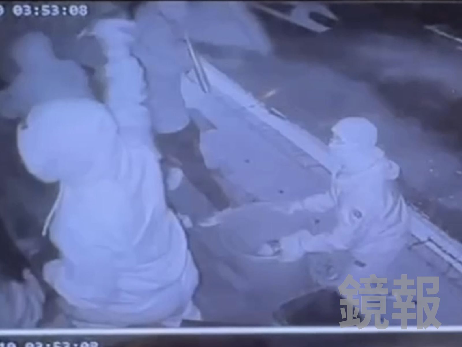 北市知名私房菜砸店畫面曝！5惡煞揮棒不手軟　紅漆潑滿門面