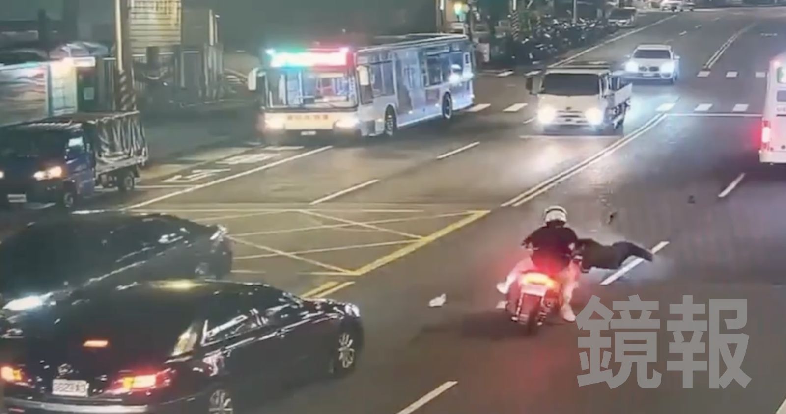 影/橫衝直撞過馬路 行人遭撞飛可能還要挨罰