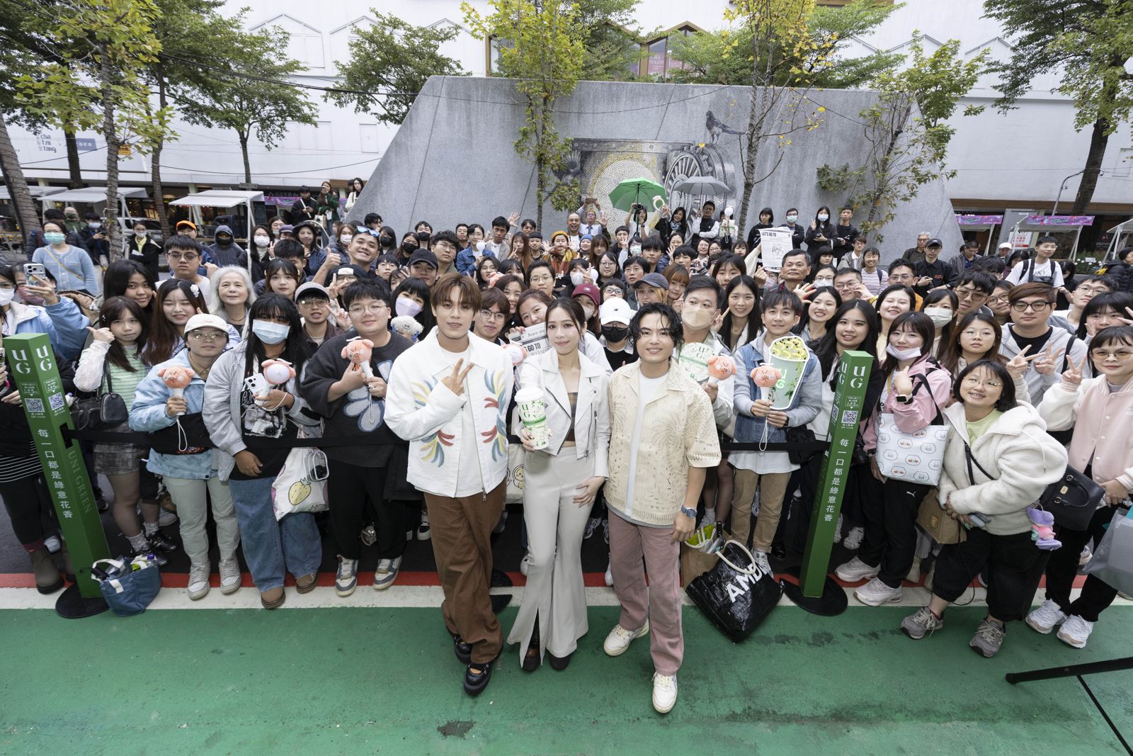 告五人致贈茶飲做公益。相信音樂提供