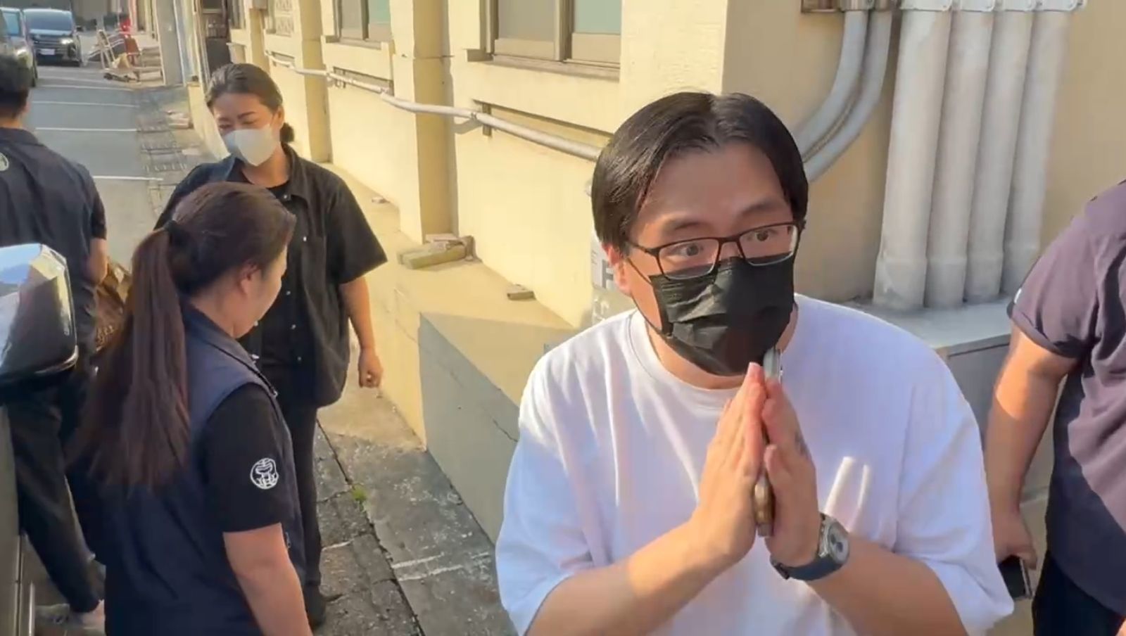 周勝考前妻為子拉票慘遭公車輾斃 周韋翰現身殯儀館只說「4個字」