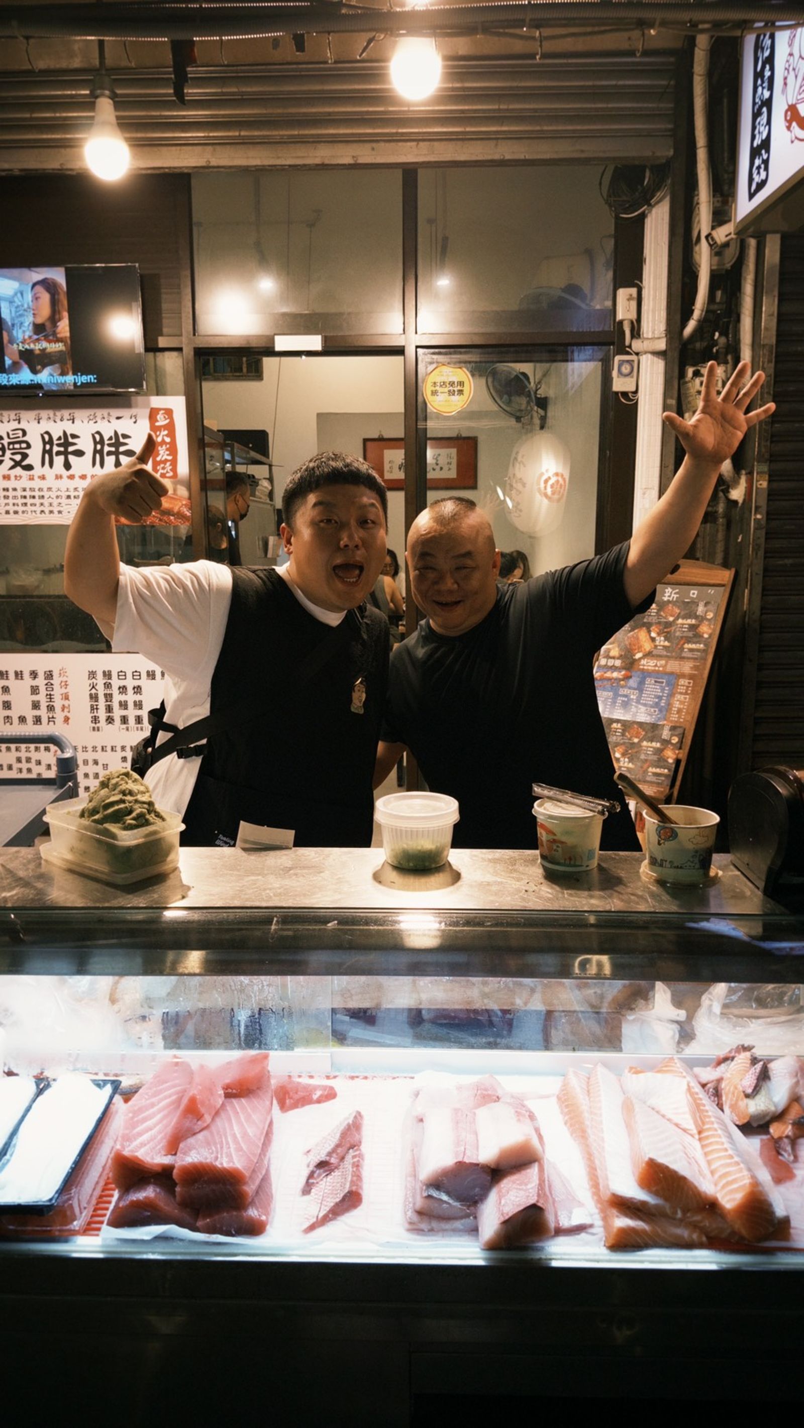 豆比登和店家老闆合照。促咪市集提供