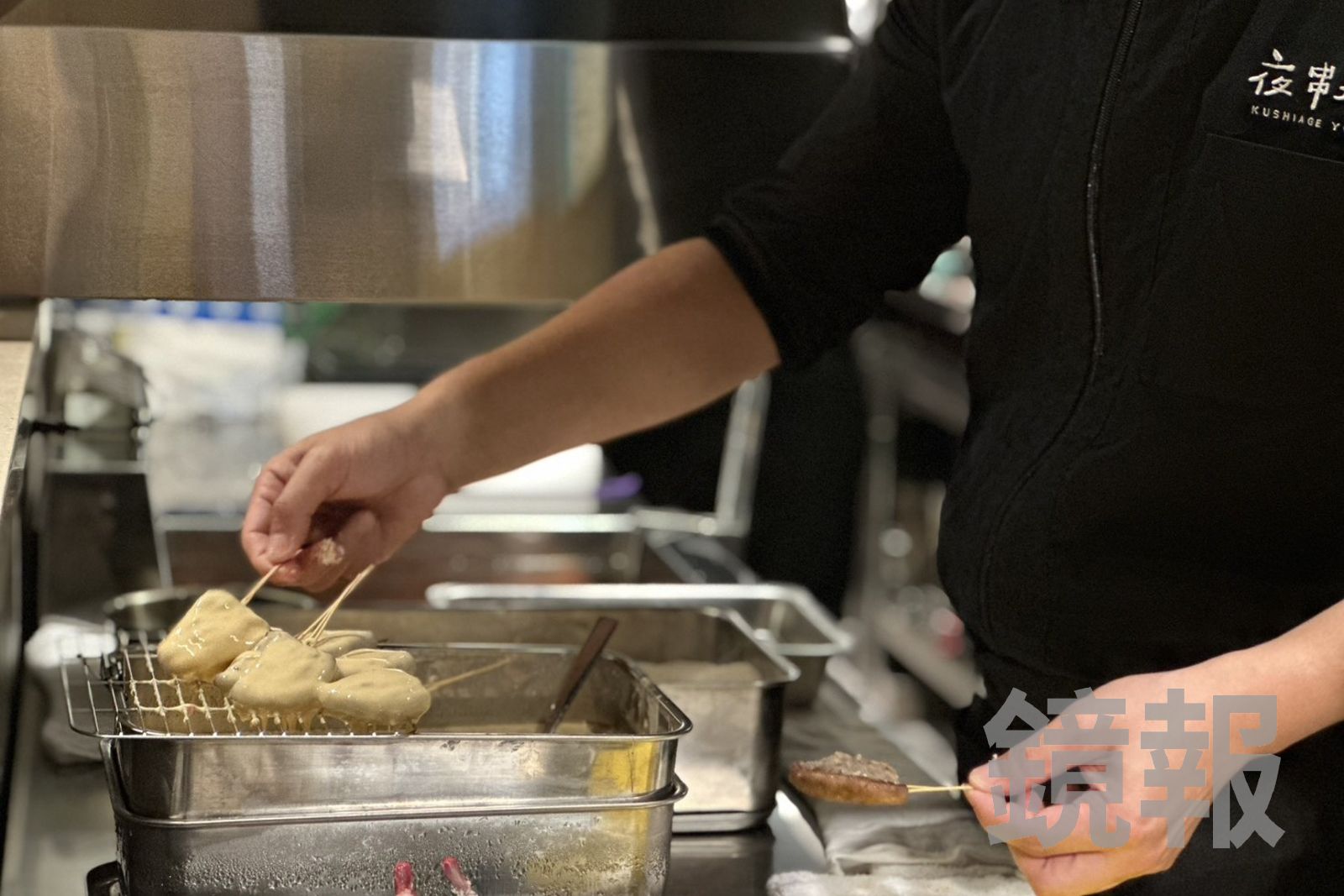 串炸食材會沾冰麵糊再裹麵包粉，炸出脆酥口感。