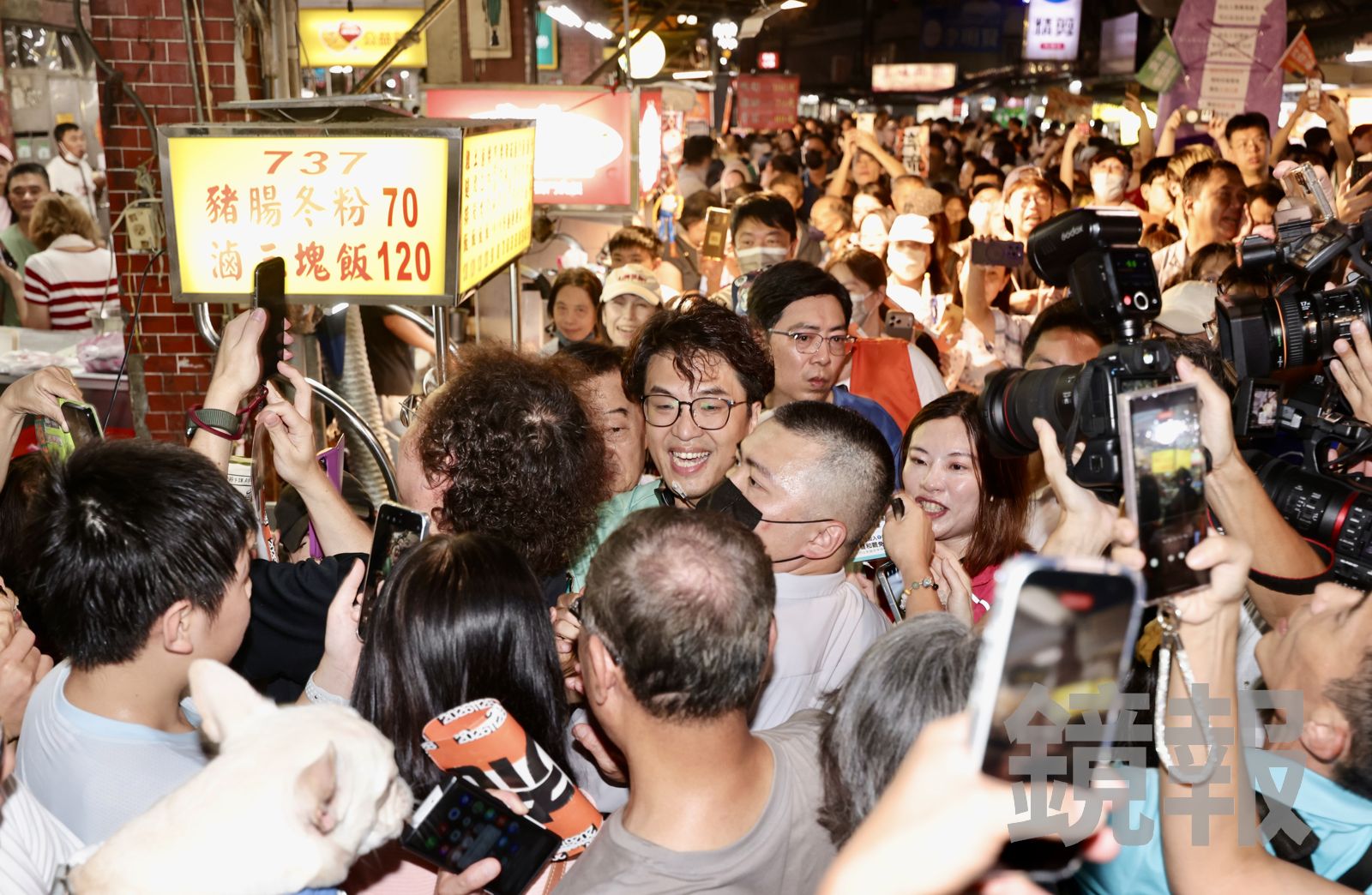 到夜市掃街堅持吃烤玉米!助理收走「眼神緊跟、手也不放過」 網笑:你的吃貨沈伯洋
