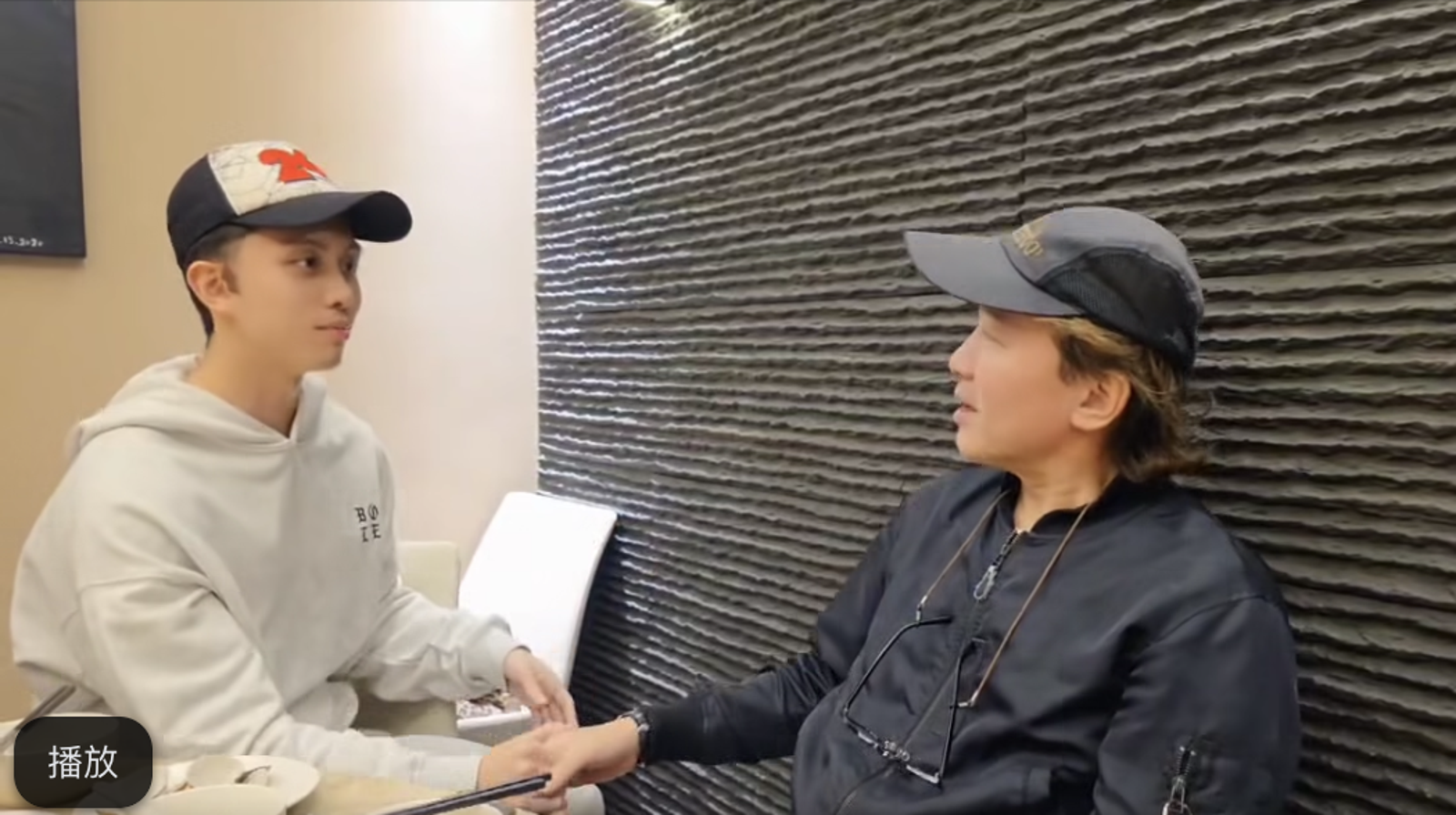 20251221孫安佐（左）幫爸爸孫鵬慶生。翻攝狄鶯臉書