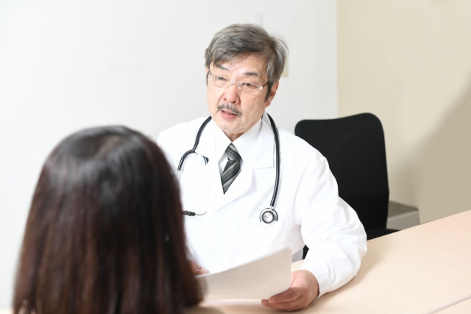 年輕人也受騙!主播3招辨識「AI假醫師」:查無此人、錯誤百出