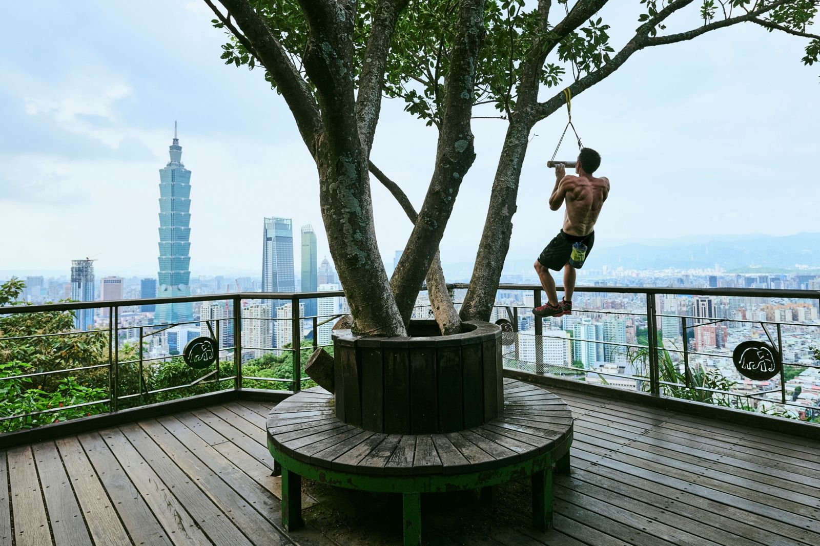艾力克斯霍諾德（Alex Honnold）是美國徒手攀岩的傳奇，他將挑戰攀爬台北101。