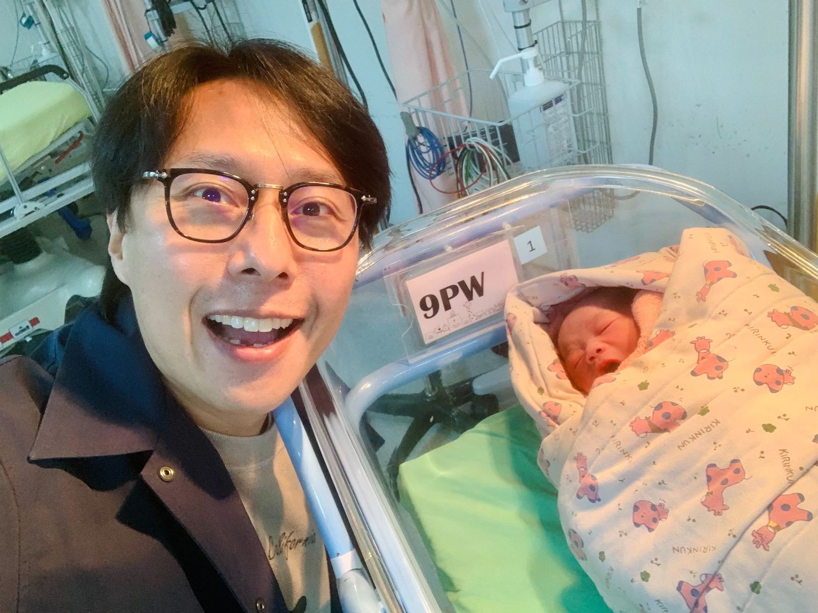 張啟樂喜迎女兒！晉升為「港仔台爸」　感動淚謝老婆