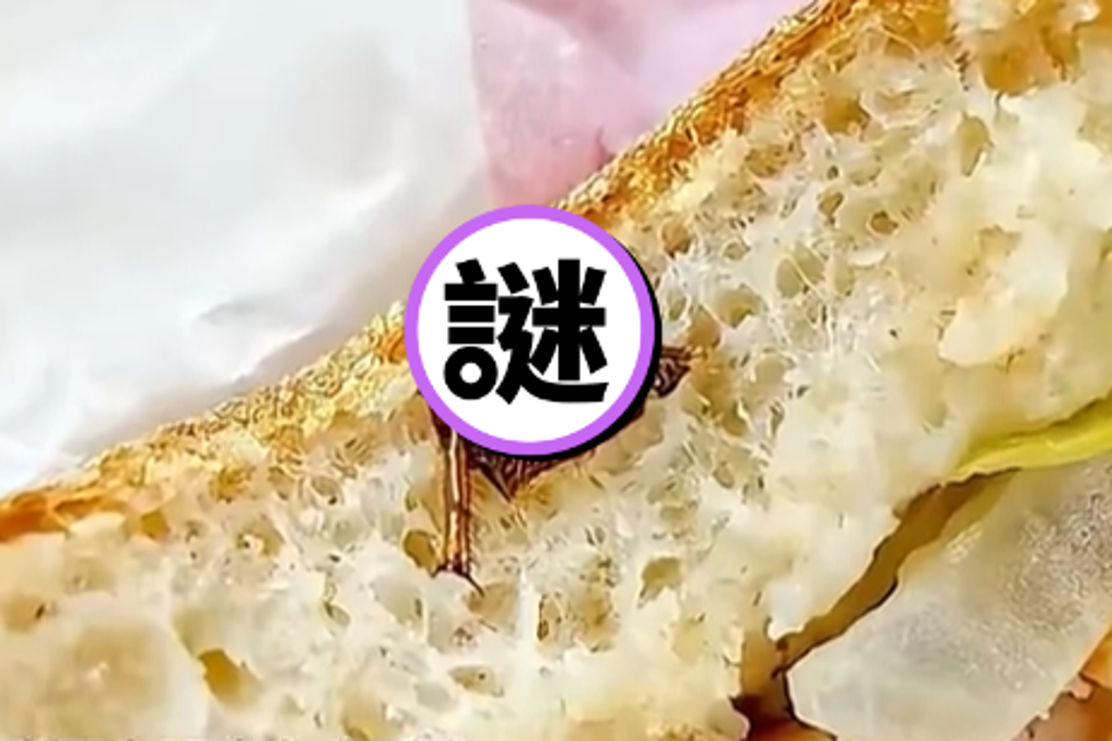 漢堡吃一半...見「麵包卡半隻蟑螂」急催吐！　店家回應：一切符合食品安全標準　
