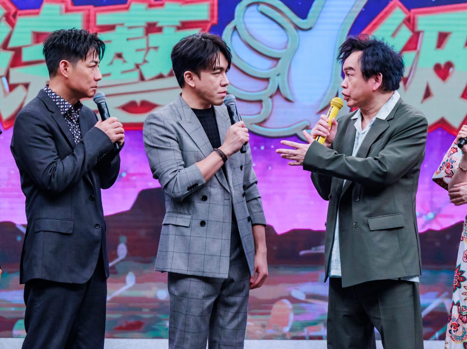 《綜藝一級棒》康康(右二)進行「聽聲辨人」挑戰。中視提供
