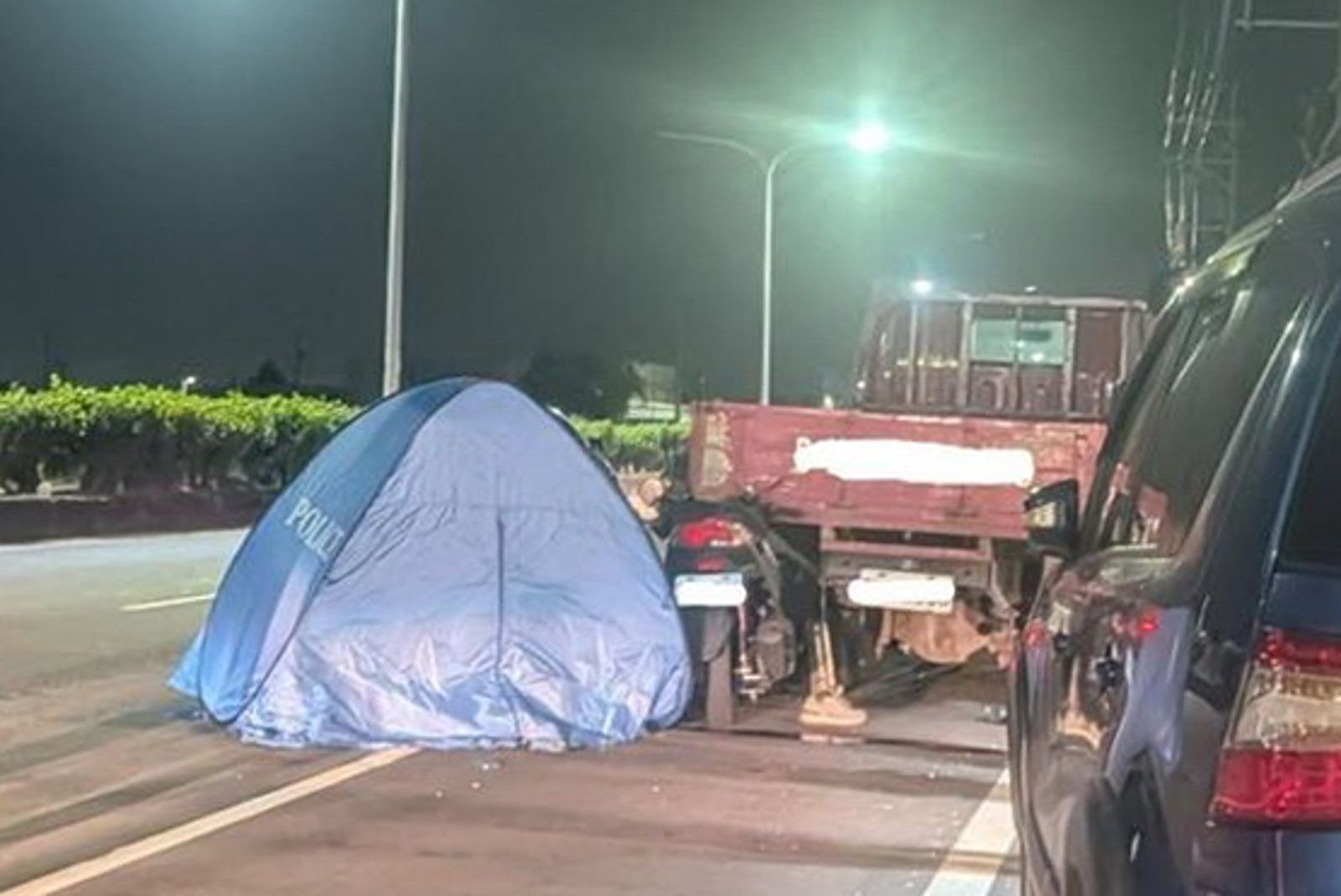 監視器拍下她慘撞瞬間!18歲女撞違停貨車當場身亡 嘉義3天內車禍3死皆年輕人