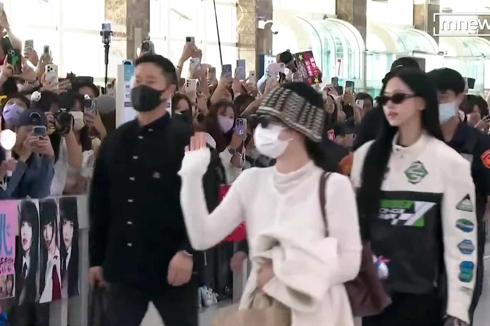 戴著毛帽的多賢也脫下外套披在手上,另一手忙著與歌迷打招呼。翻攝《鏡新聞》