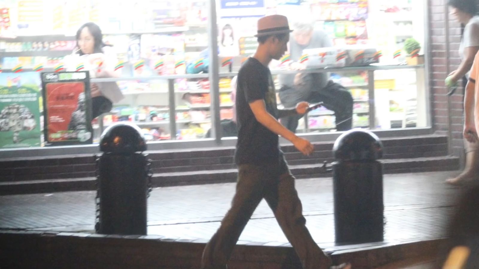 周湯豪剛出道時，和蕭亞軒有段未獲證實的感情。