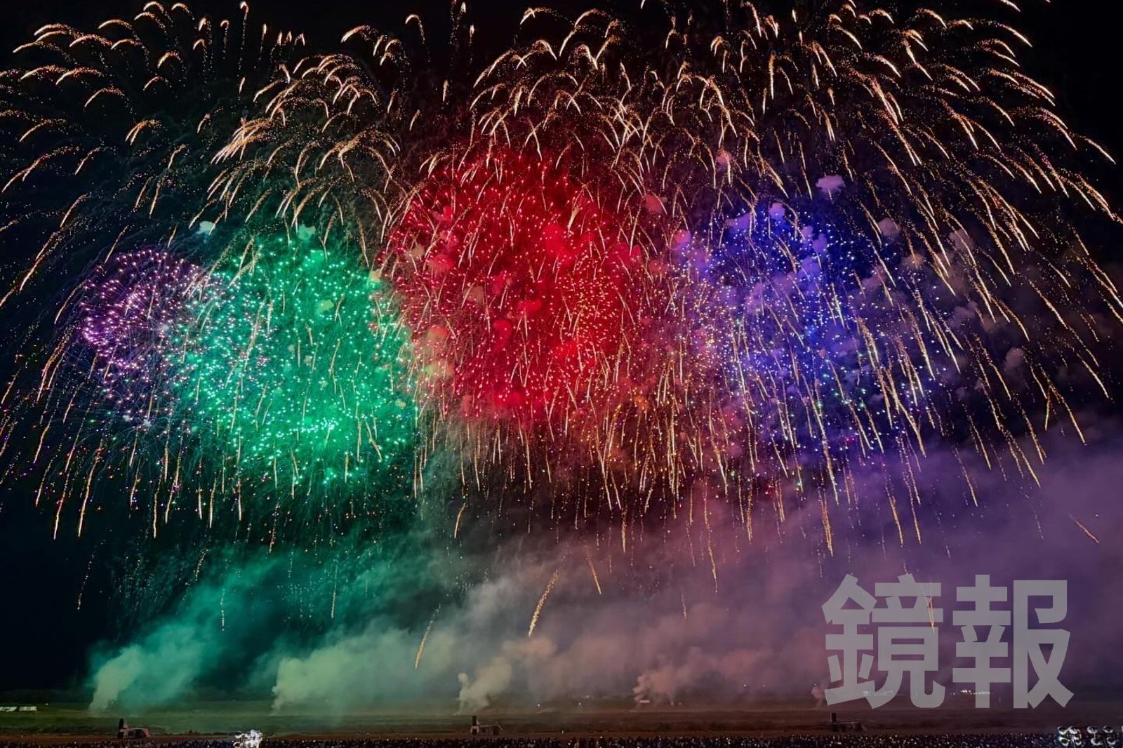 煙火都打到超高空,震撼力十足。