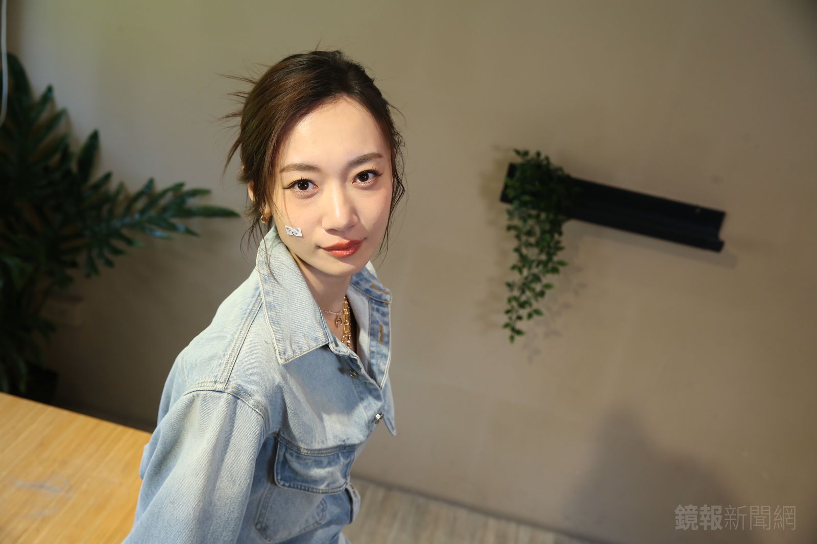 專訪當天吳卓源臉上有傷，她表示是被愛貓所傷。董孟航攝