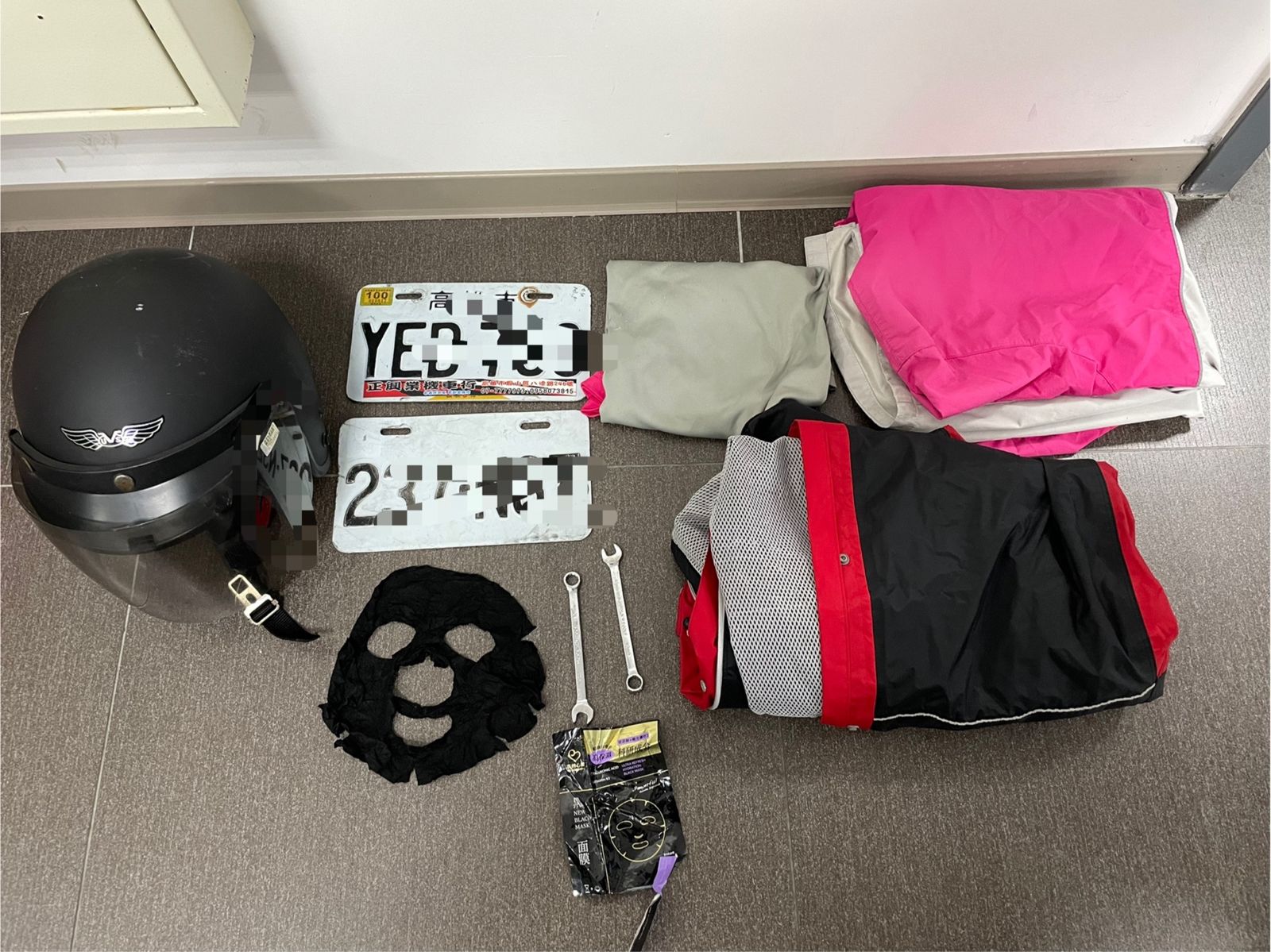 警方查扣面膜哥證物