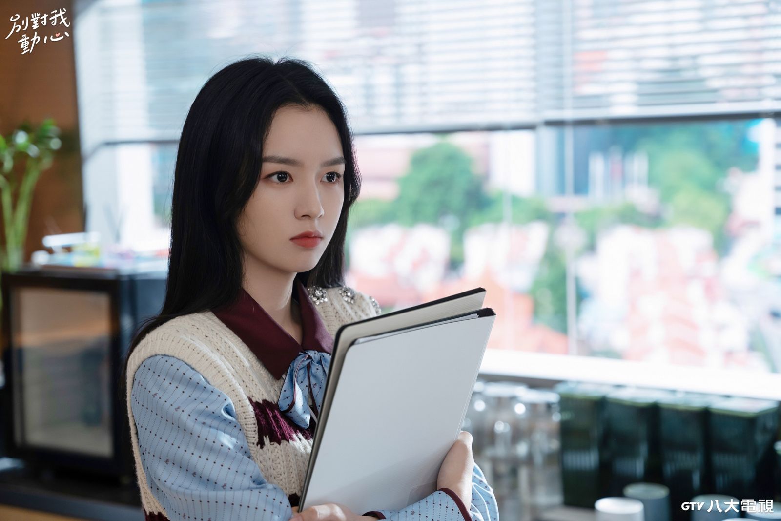 周也在《別對我動心》中大膽告白卻遭到當眾拒絕。八大提供