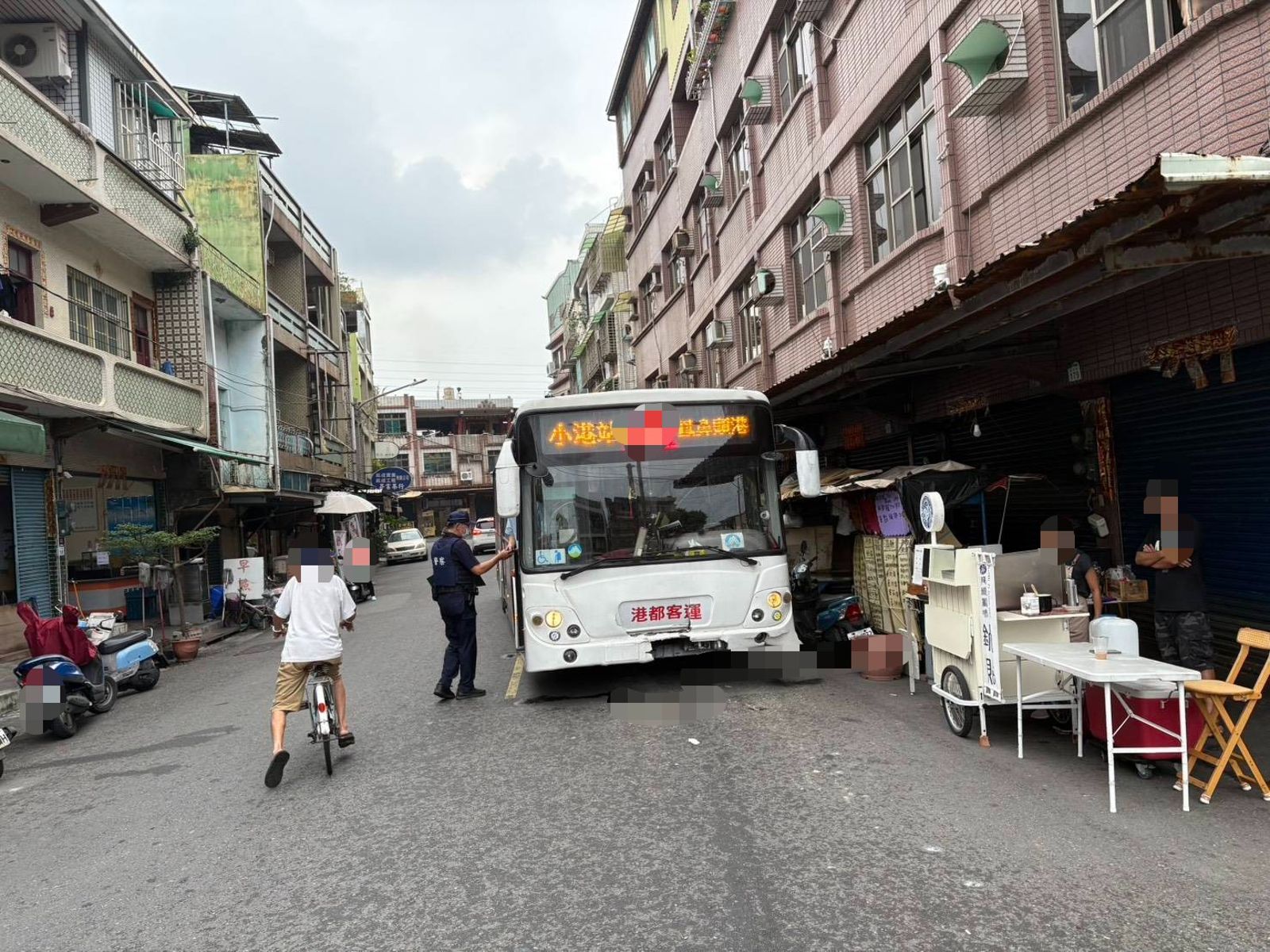 驚悚瞬間！高雄公車閃車衝進對向車道　迎面猛撞小客車「倒退嚕」30米