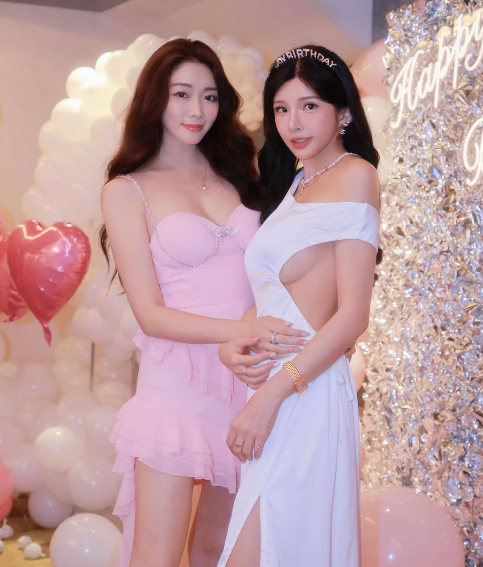 成語蕎（左）的手放在Lala的肚子上。翻攝Lala IG