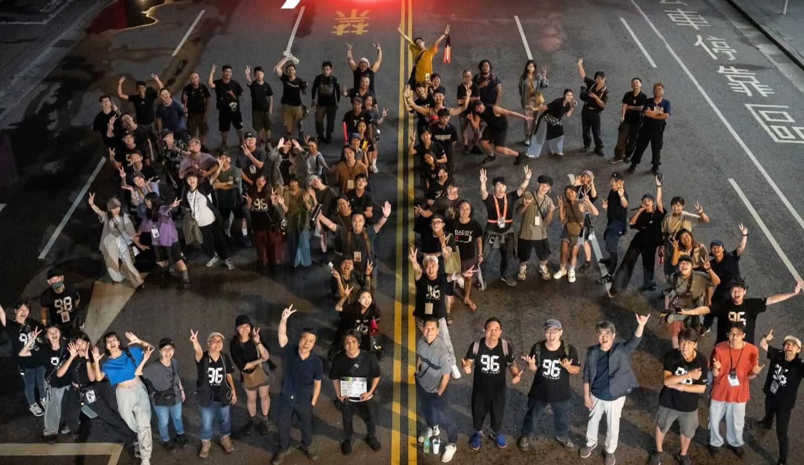 96分鐘》一場信義商圈爆破戲，共花了4天動員5000人次拍攝完成，最後一天殺青後主要工作人員拍照留念。翻攝＠96minutes.mit IG