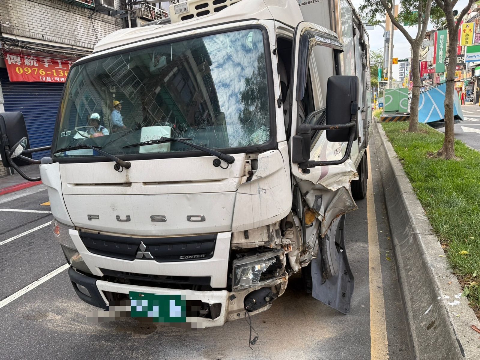 貨車左前方嚴重受損,所幸駕駛僅有輕傷。翻攝畫面
