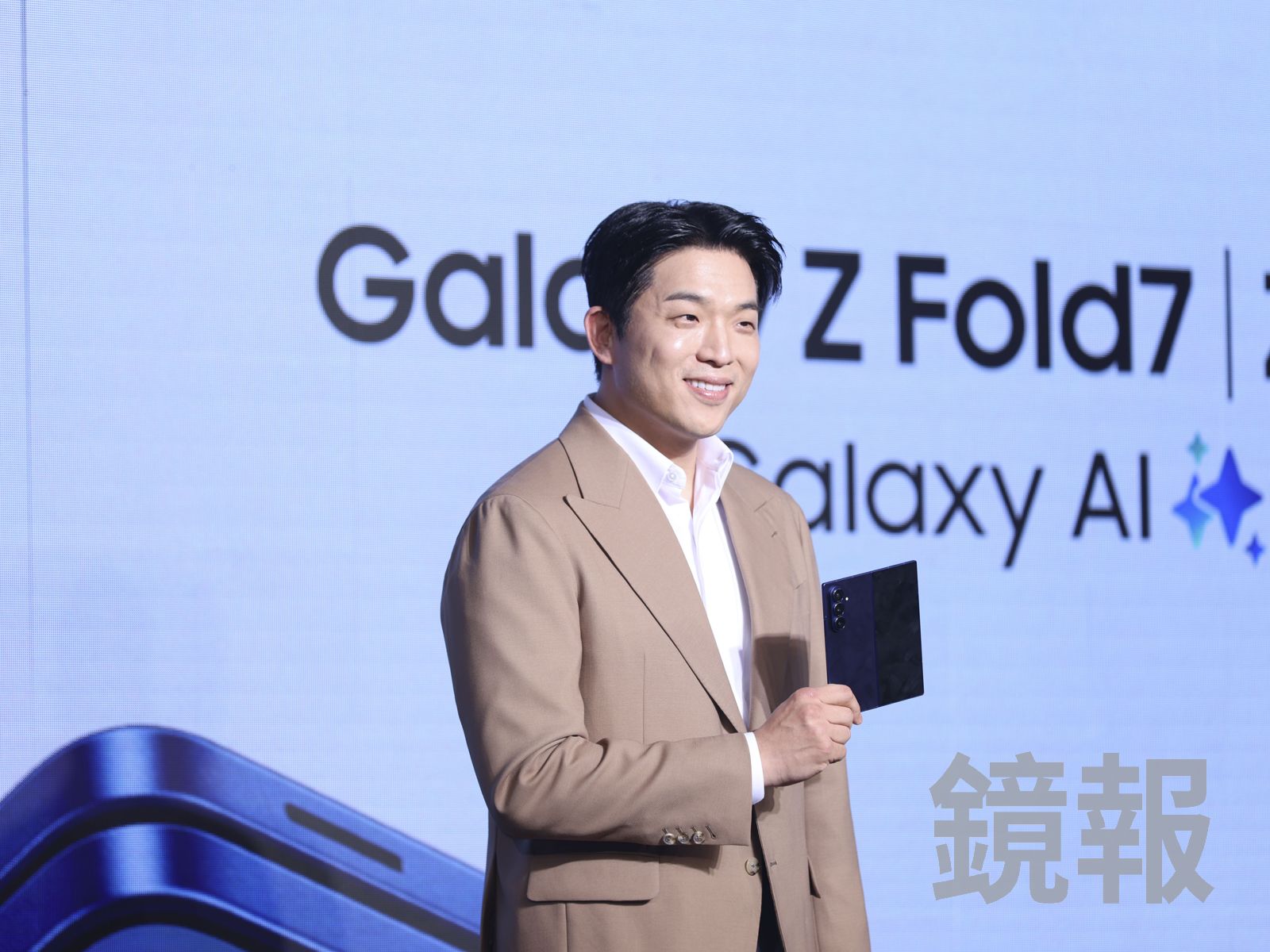 安成宰拿起手機新品拍照。劉耀勻攝