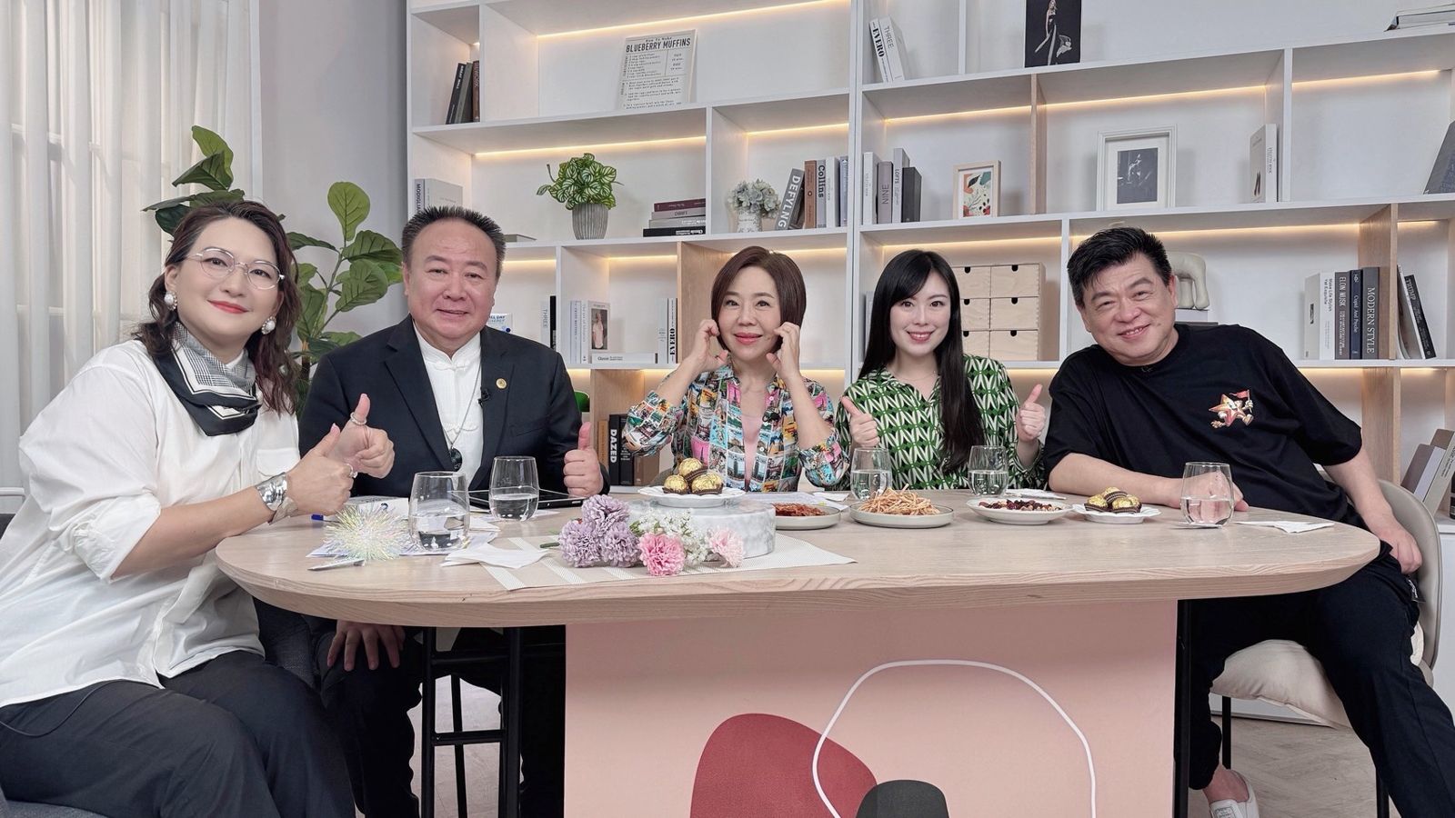 于美人(中)在直播中屢屢創造銷售奇蹟。美人加油讚提供