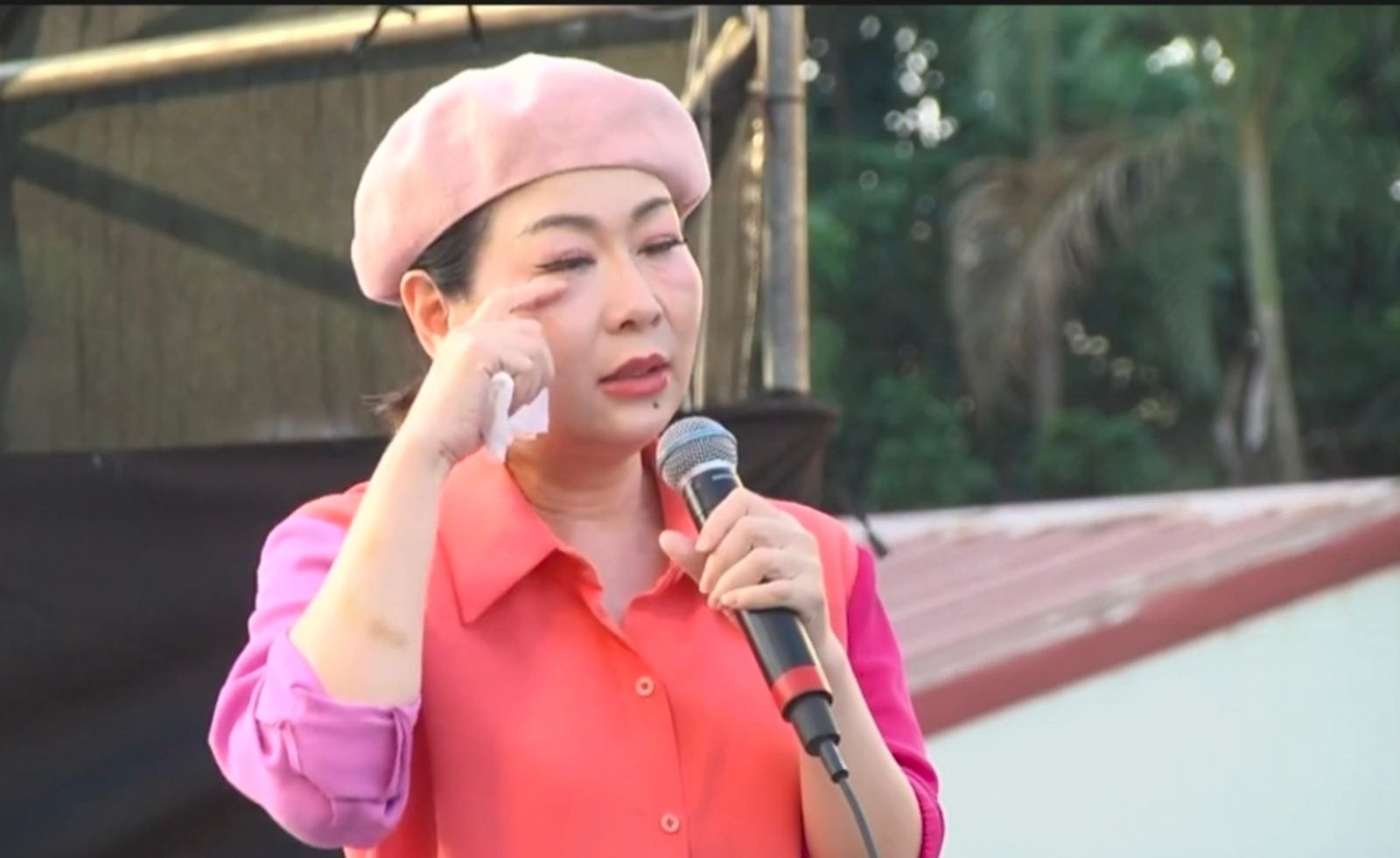 張秀卿18日出席造勢活動,在台上講到激動處忍不住哽咽,拿衛生紙頻頻拭淚令人不捨。圖/翻攝劉建國臉書直播