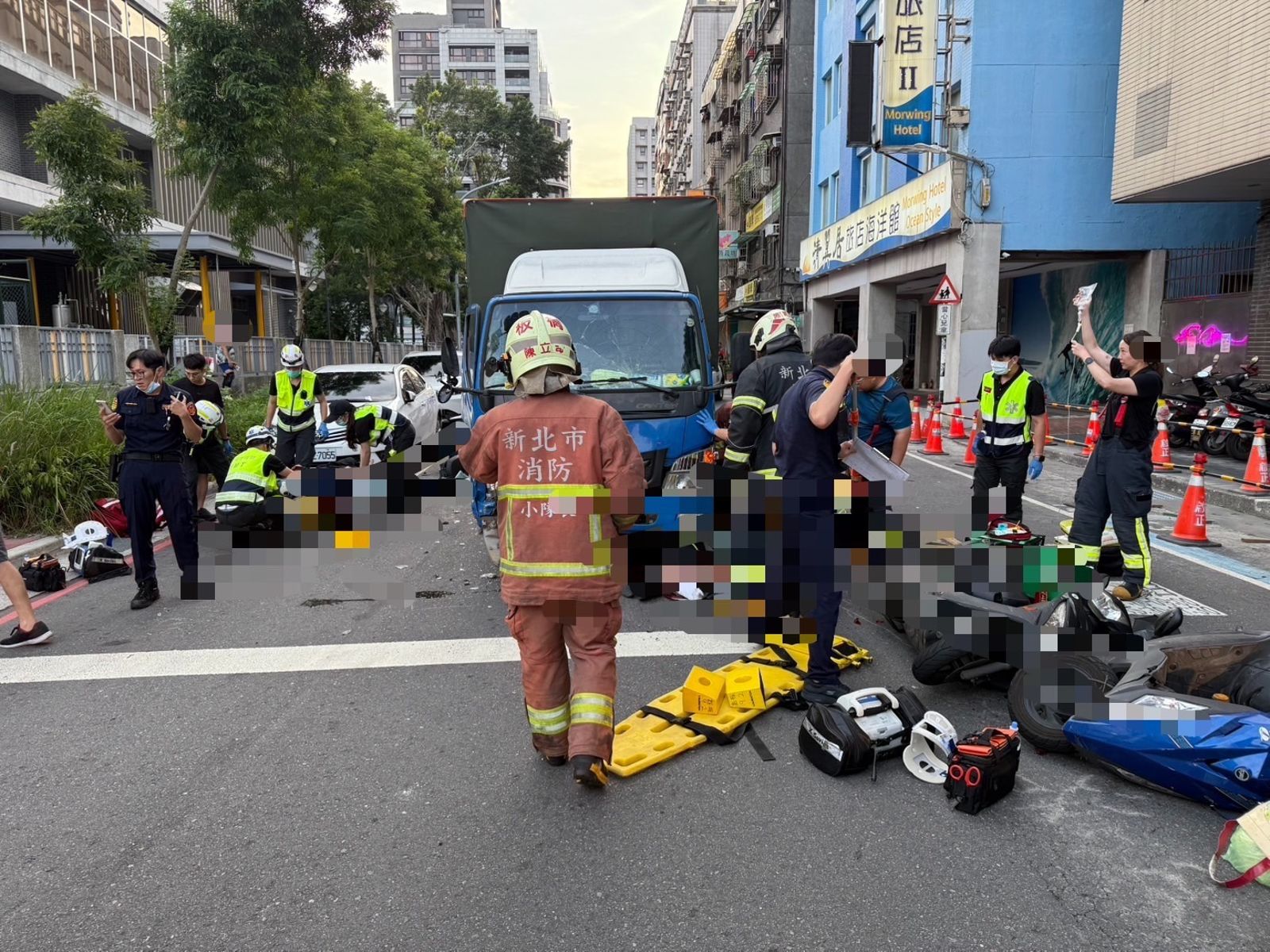 板橋晚間驚悚連環撞！無照男貨車猛撞機車群　1人骨折、1人昏迷送醫
