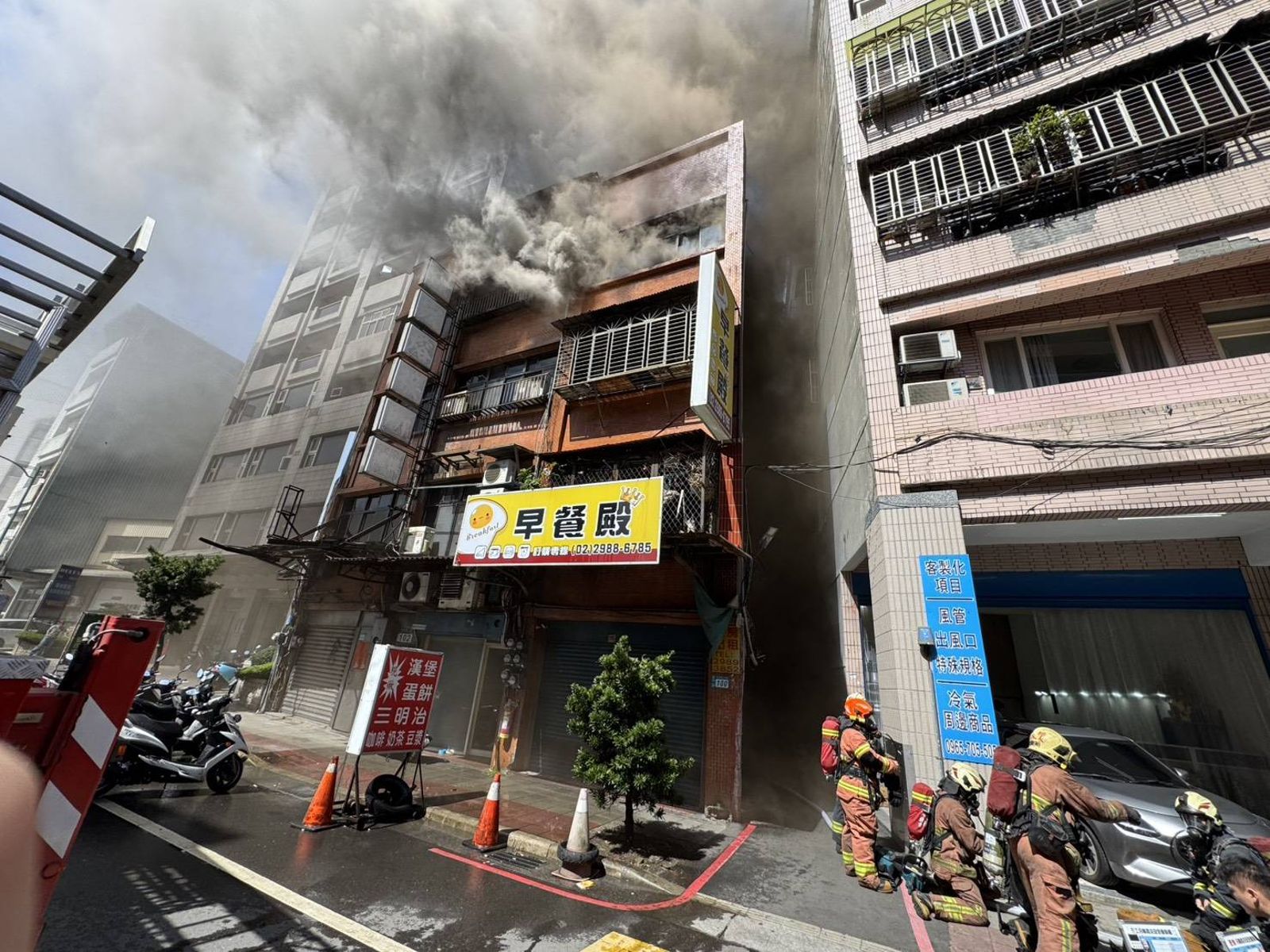 五股移工宿舍起火 公寓4樓「狂吐黑煙」