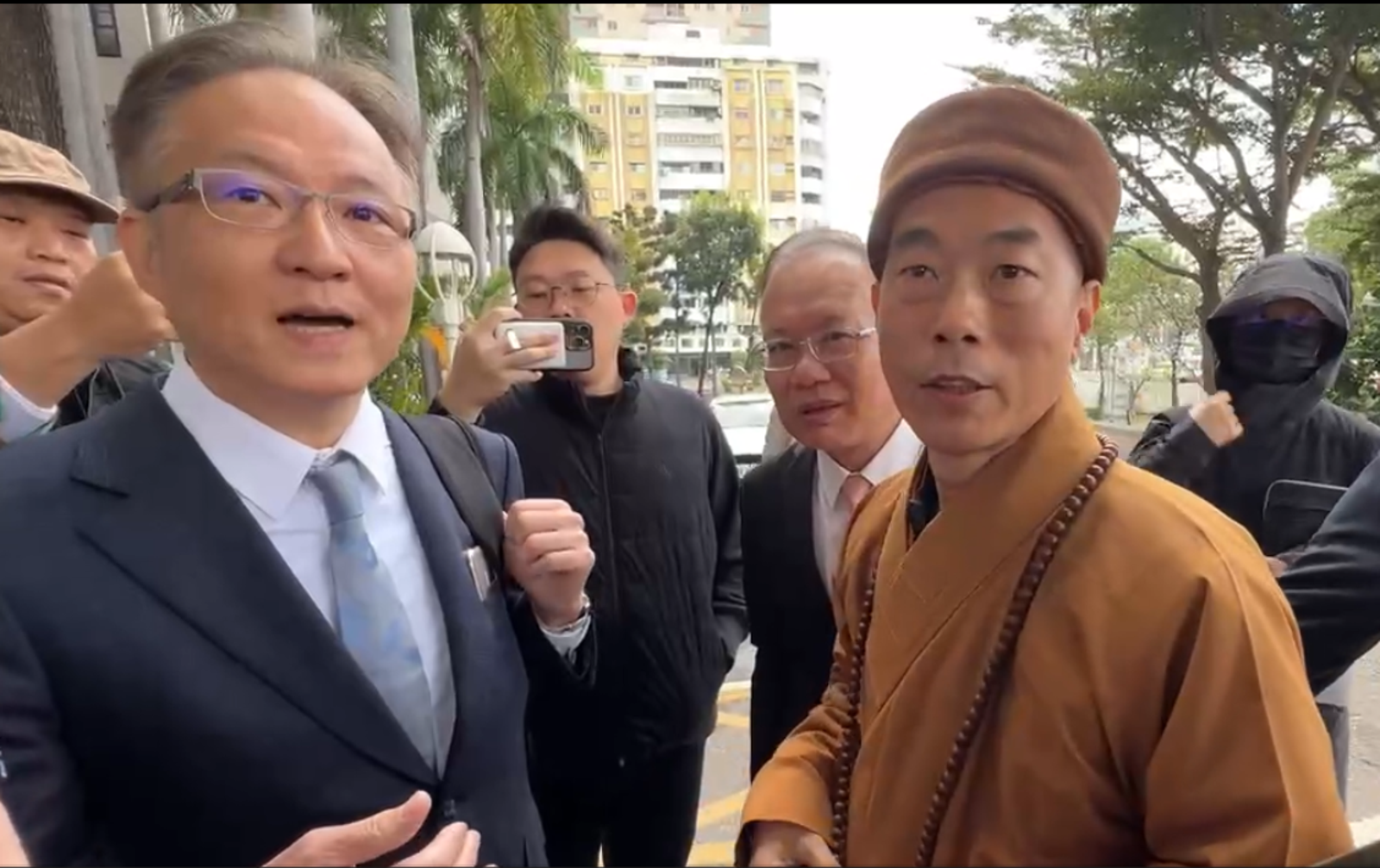 林岱樺同案被告通法寺住持淚灑法庭　反擊檢方政治辦案「毀佛、謗僧、滅寺」