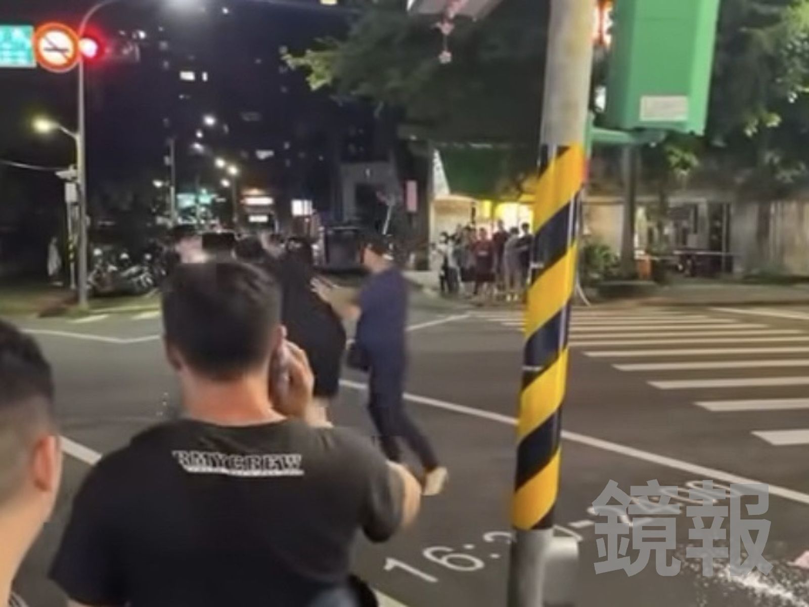 士林夜市成「擂台戰」！外國情侶控偷拍　台籍男爆氣成「掃地僧」猛K