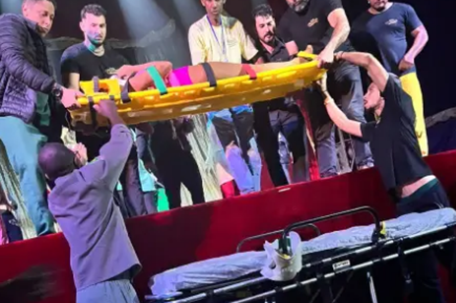 馬戲團舞者重疑因人為因素導致墜地事故。圖/翻攝自X