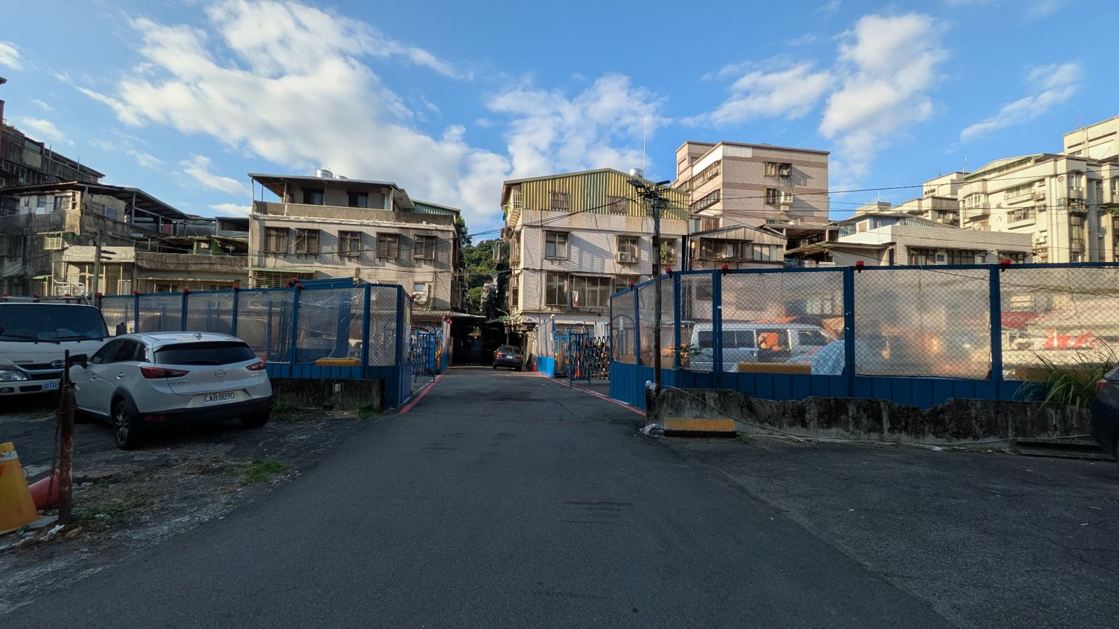 興建中捷運吳興街站旁,老舊陰暗公寓60年如舊,錯失捷運百年都更良機。圖/作者提供