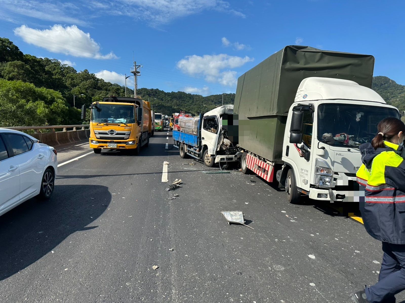 後方硬上！貨車高速「撞屁股」　車頭夾扁駕駛傷重不治