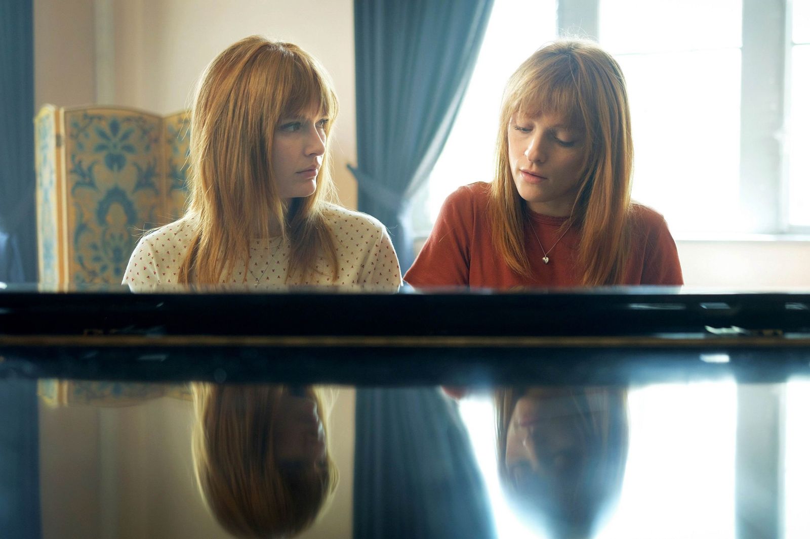 卡蜜兒拉札(左)和梅蘭妮侯貝爾(右)在電影《天才琴手》詮釋姊妹鋼琴家。海鵬影業提供