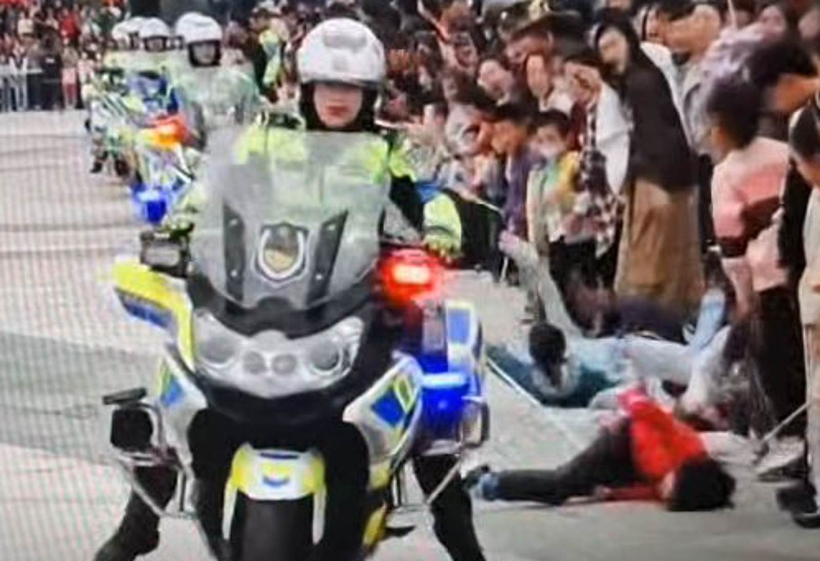 女警重機炫技衝向人群！男童遭撞飛「空中轉1圈」頭部著地　事後1舉動挨批冷血