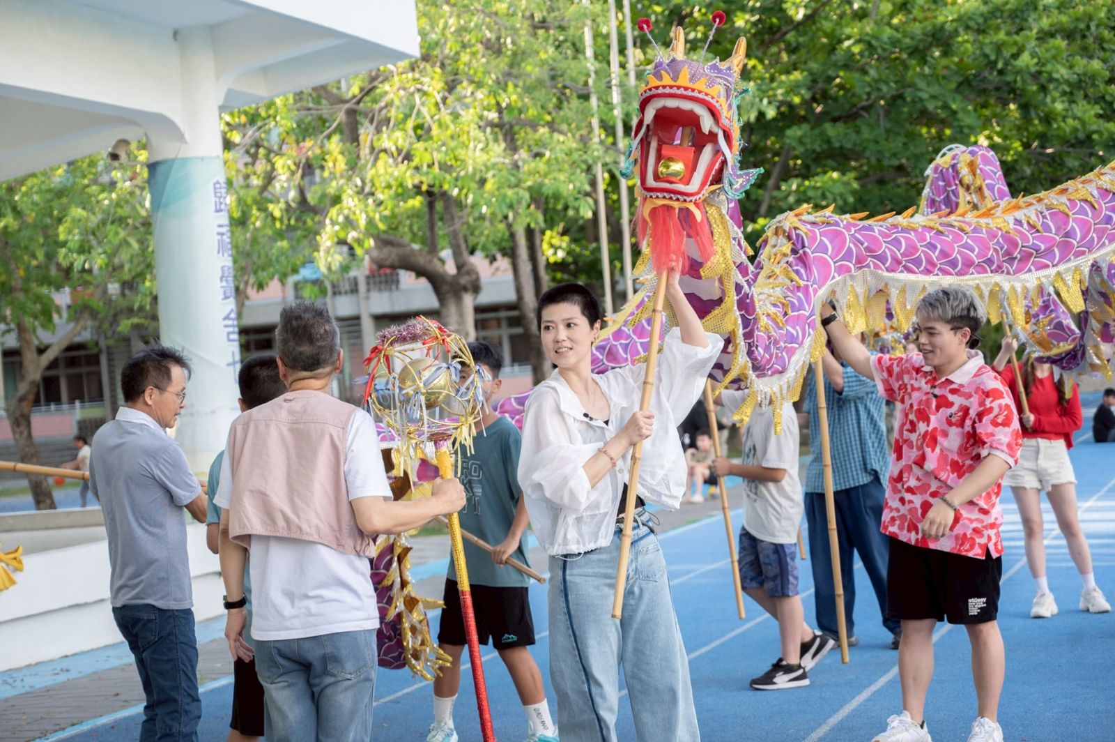 曹雅雯舉龍頭帶藝人們一同體驗民俗技藝。公視台語台提供